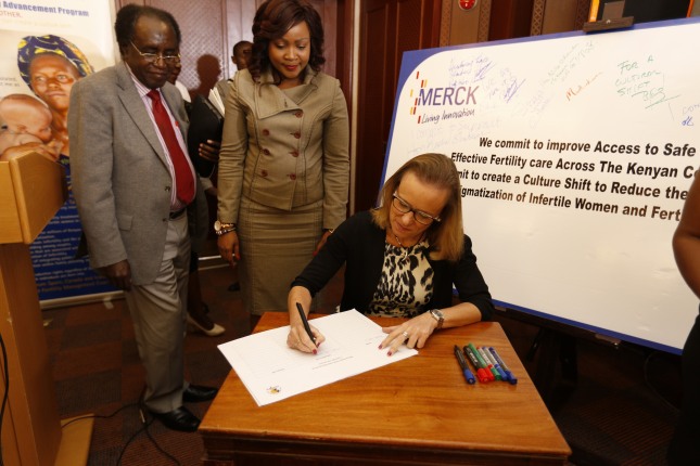 Belén Garijo, Member of the Executive Board of Merck and CEO Merck Healthcare, while signing off the campaign during her meeting with the University of Nairobi and the Kenya Women Parliamentary Association